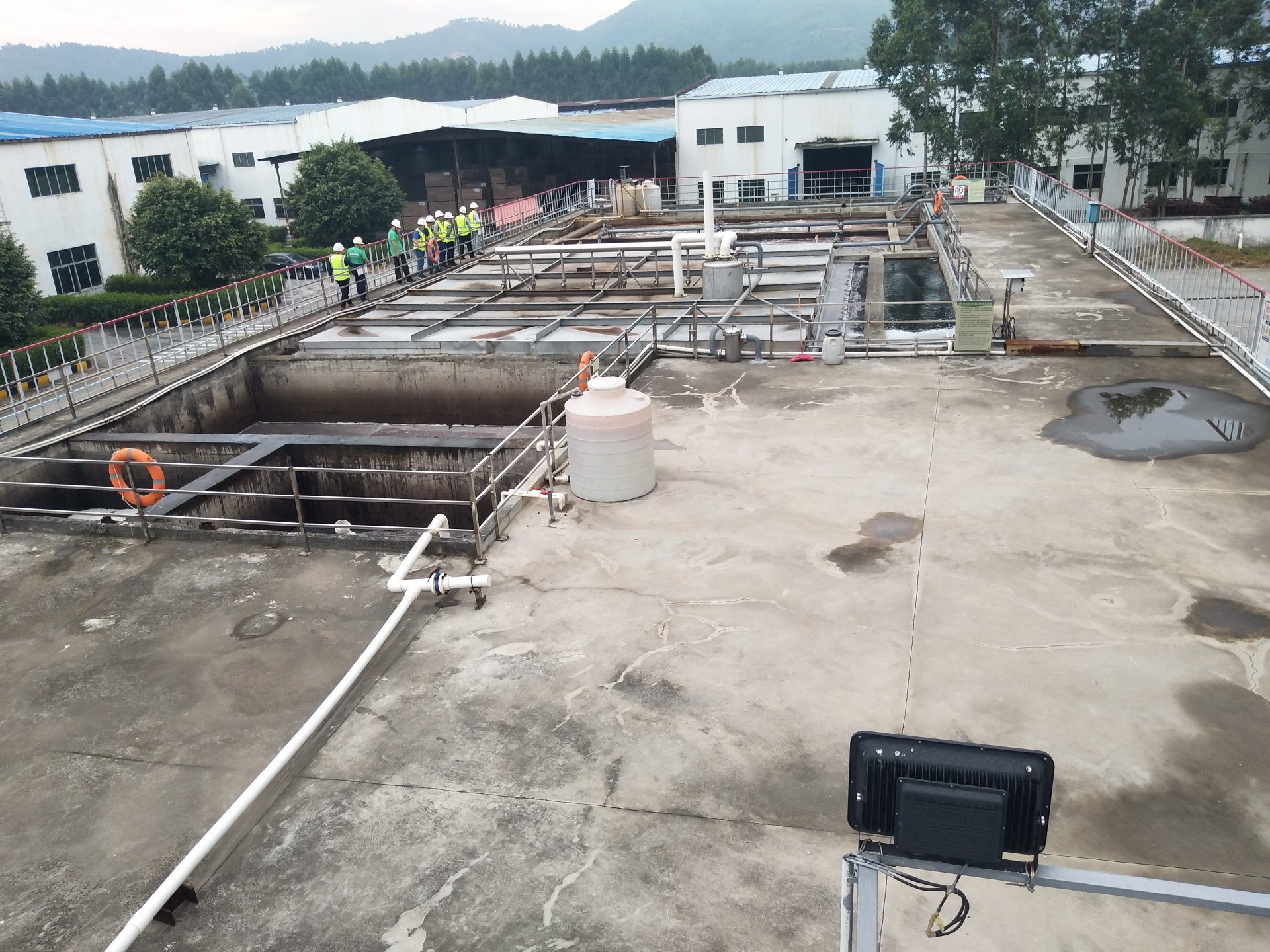 广西木业集团公司领导参观污水处理工程领导说：效果非常好！